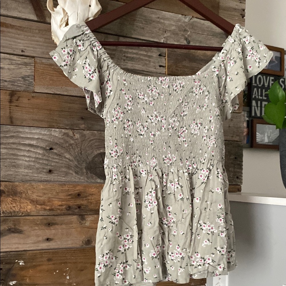 🆓 FREE WITH PURCHASE 
Japna green floral top with smocked back